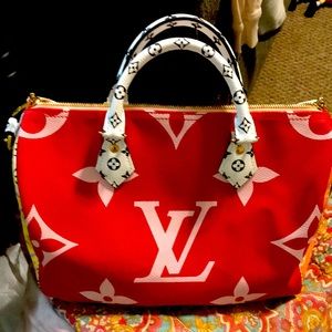New without tags LV 1570 bandolier bag no marks no cracks in perfect condition